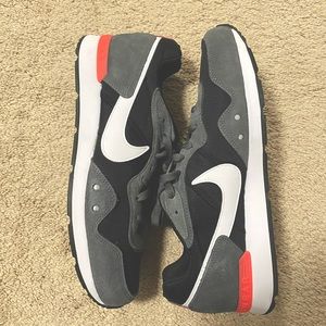 NEW Nike Venture Runner Running Shoes Iron Gray Crimson Size 12 CK294